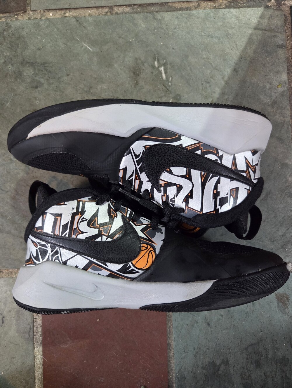 Nike 4Y Team Hustle D9 Graffiti Basketball Sneakers Boys Youth 4 Black White